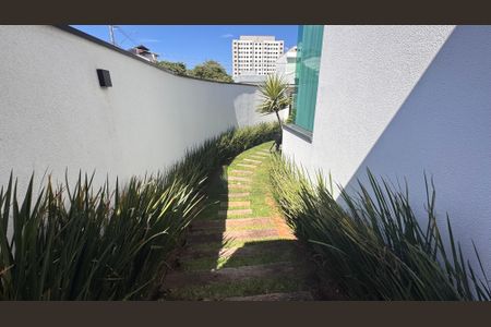 Casa à venda com 225m², 3 quartos e 2 vagasCorredor