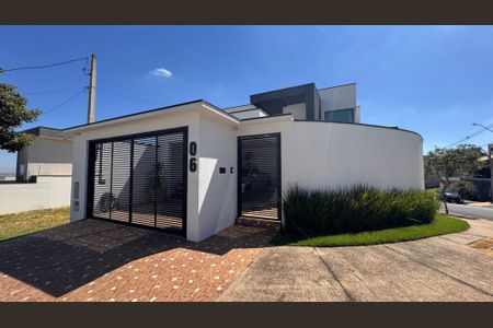 Casa à venda com 225m², 3 quartos e 2 vagasFachada