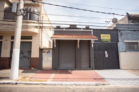Casa à venda com 300m², 4 quartos e 2 vagas Casa à venda com 300m², 4 quartos e 2 vagasFachada