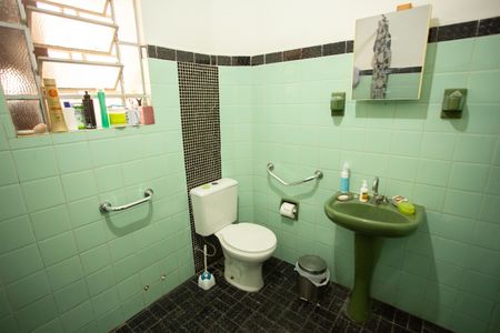 Casa à venda com 300m², 4 quartos e 2 vagas Casa à venda com 300m², 4 quartos e 2 vagasCasa 3 Banheiro