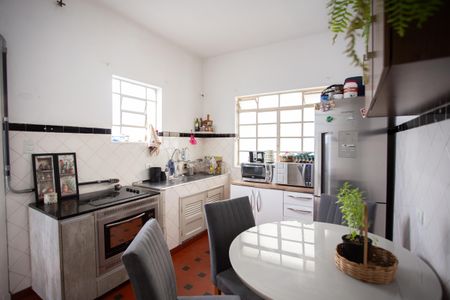 Casa à venda com 300m², 4 quartos e 2 vagas Casa à venda com 300m², 4 quartos e 2 vagasCasa 4 Cozinha