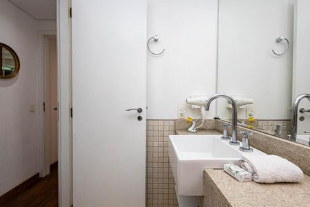 Apartamento à venda com 123m², 2 quartos e 3 vagas Apartamento à venda com 123m², 2 quartos e 3 vagasBanheiro da Suíte