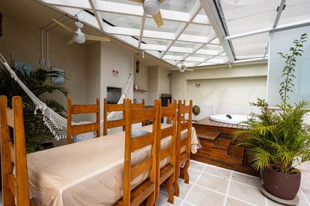 Apartamento à venda com 123m², 2 quartos e 3 vagas Apartamento à venda com 123m², 2 quartos e 3 vagasTerraço