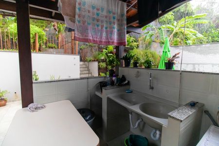 Casa à venda com 750m², 5 quartos e 4 vagas Casa à venda com 750m², 5 quartos e 4 vagasÁrea de Serviço  (Casa 1)