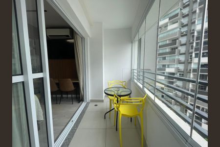 Apartamento à venda com 25m², 1 quarto e 1 vaga Apartamento à venda com 25m², 1 quarto e 1 vagaVaranda