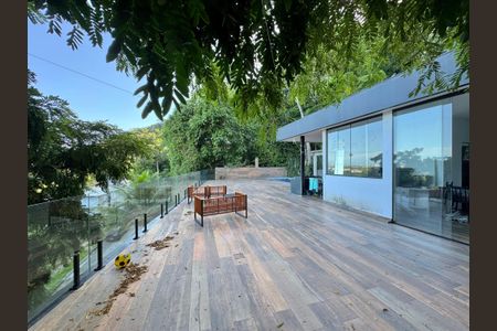 Casa de condomínio à venda com 554m², 5 quartos e 3 vagas Casa de condomínio à venda com 554m², 5 quartos e 3 vagasTerraço