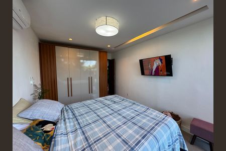 Casa de condomínio à venda com 554m², 5 quartos e 3 vagas Casa de condomínio à venda com 554m², 5 quartos e 3 vagasSuíte