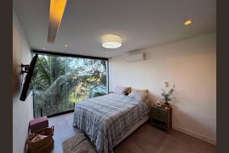Casa de condomínio à venda com 554m², 5 quartos e 3 vagas Casa de condomínio à venda com 554m², 5 quartos e 3 vagasSuíte