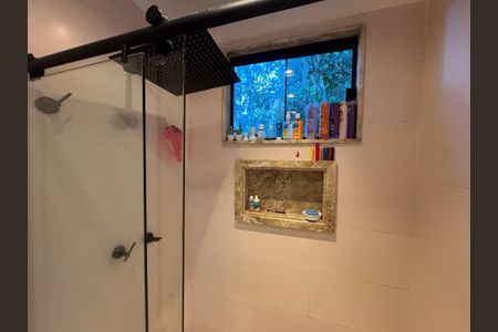 Casa de condomínio à venda com 554m², 5 quartos e 3 vagas Casa de condomínio à venda com 554m², 5 quartos e 3 vagasBanheiro da Suíte