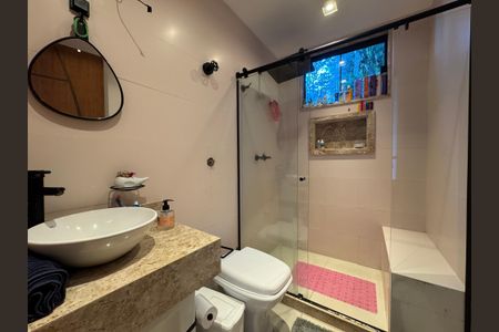 Casa de condomínio à venda com 554m², 5 quartos e 3 vagas Casa de condomínio à venda com 554m², 5 quartos e 3 vagasBanheiro da Suíte