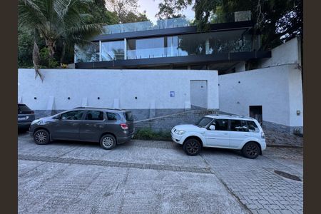 Casa de condomínio à venda com 554m², 5 quartos e 3 vagas Casa de condomínio à venda com 554m², 5 quartos e 3 vagasPlaquinha Quinto Andar e Fachada