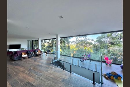 Casa de condomínio à venda com 554m², 5 quartos e 3 vagas Casa de condomínio à venda com 554m², 5 quartos e 3 vagasSala