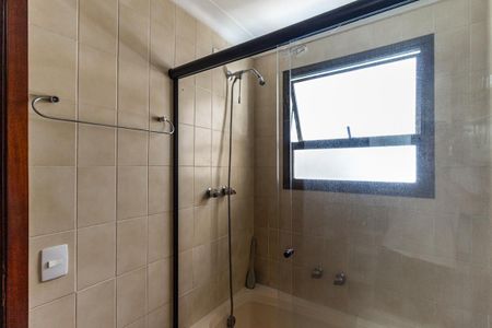 Apartamento à venda com 241m², 3 quartos e 4 vagas Apartamento à venda com 241m², 3 quartos e 4 vagasBanheiro da Suíte 2