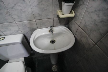Casa à venda com 205m², 5 quartos e 3 vagas Casa à venda com 205m², 5 quartos e 3 vagasBanheiro de serviço casa 2