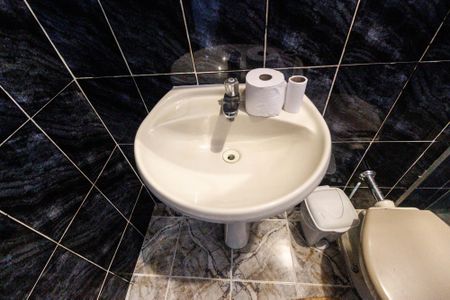 Casa à venda com 205m², 5 quartos e 3 vagas Casa à venda com 205m², 5 quartos e 3 vagasBanheiro casa 1