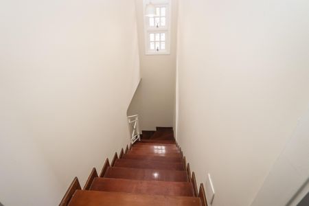 Casa de condomínio à venda com 350m², 3 quartos e 2 vagasEscada