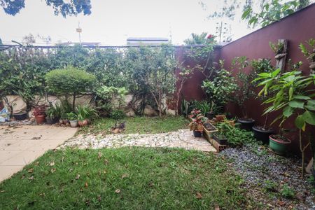 Casa de condomínio à venda com 350m², 3 quartos e 2 vagasQuintal