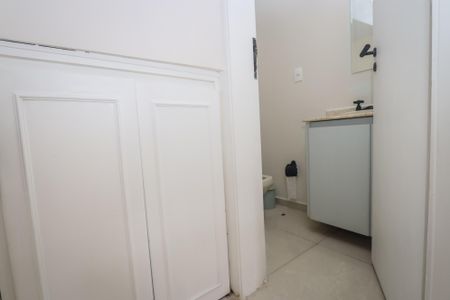 Casa de condomínio à venda com 350m², 3 quartos e 2 vagasLavabo