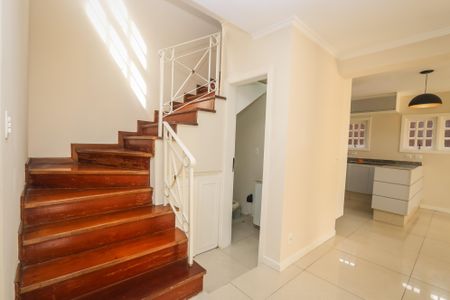 Casa de condomínio à venda com 350m², 3 quartos e 2 vagasEscada