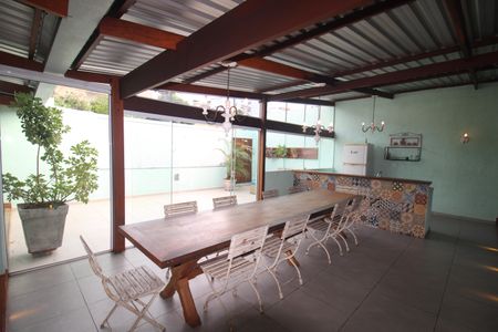 Casa à venda com 300m², 2 quartos e 2 vagasÁrea Comum