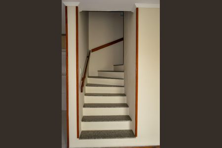 Casa à venda com 180m², 3 quartos e 2 vagas Casa à venda com 180m², 3 quartos e 2 vagasEscada