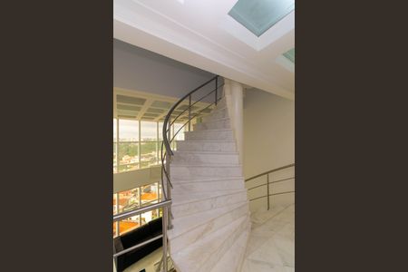 Apartamento à venda com 420m², 4 quartos e 6 vagasEscada