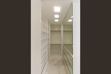 Apartamento à venda com 420m², 4 quartos e 6 vagasSuíte 1 - Closet
