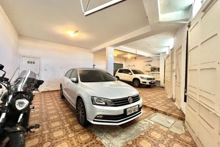 Casa à venda com 250m², 4 quartos e 4 vagas Casa à venda com 250m², 4 quartos e 4 vagasGaragem