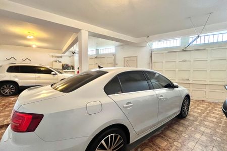 Casa à venda com 250m², 4 quartos e 4 vagas Casa à venda com 250m², 4 quartos e 4 vagasGaragem