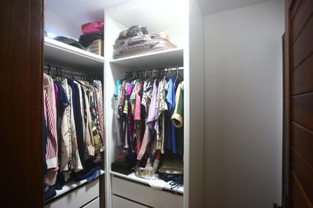 Casa à venda com 370m², 4 quartos e 3 vagasSuíte 1 Closet