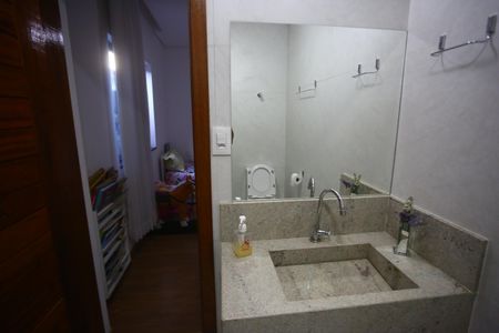 Casa à venda com 370m², 4 quartos e 3 vagasBanheiro Suíte 2