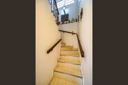 Casa à venda com 170m², 3 quartos e 2 vagas Casa à venda com 170m², 3 quartos e 2 vagasEscada