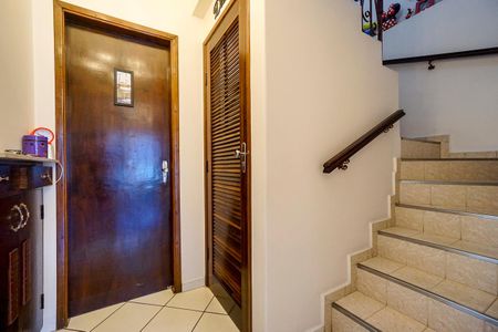 Casa à venda com 170m², 3 quartos e 2 vagas Casa à venda com 170m², 3 quartos e 2 vagasHall da escada