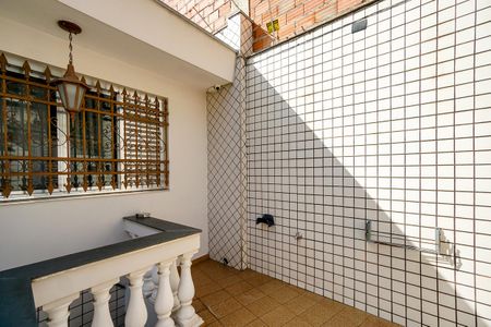 Casa à venda com 170m², 3 quartos e 2 vagas Casa à venda com 170m², 3 quartos e 2 vagasTerraço
