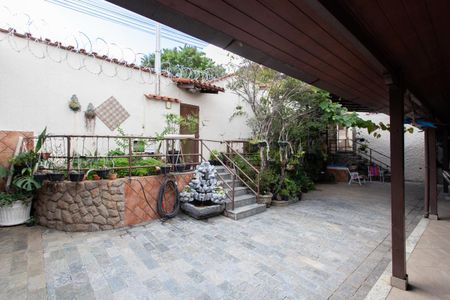 Casa à venda com 400m², 3 quartos e 6 vagas Casa à venda com 400m², 3 quartos e 6 vagasEntrada