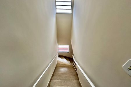 Casa à venda com 260m², 5 quartos e 2 vagas Casa à venda com 260m², 5 quartos e 2 vagasEscada