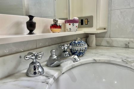 Casa à venda com 260m², 5 quartos e 2 vagas Casa à venda com 260m², 5 quartos e 2 vagasBanheiro da Suíte