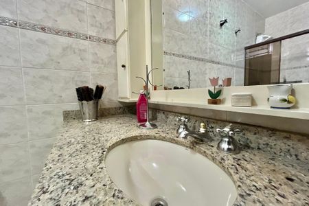 Casa à venda com 260m², 5 quartos e 2 vagas Casa à venda com 260m², 5 quartos e 2 vagasBanheiro Social