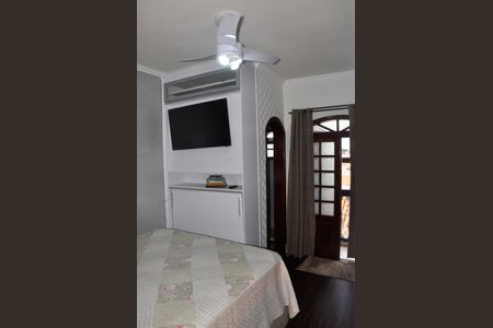 Casa à venda com 132m², 3 quartos e 5 vagas Casa à venda com 132m², 3 quartos e 5 vagasDetalhe - Quarto 01 com Suíte e Varanda