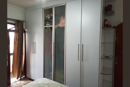 Casa à venda com 132m², 3 quartos e 5 vagas Casa à venda com 132m², 3 quartos e 5 vagasDetalhe - Quarto 01 com Suíte e Varanda