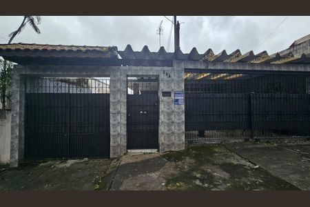 Casa à venda com 120m², 2 quartos e 3 vagas Casa à venda com 120m², 2 quartos e 3 vagasFachada