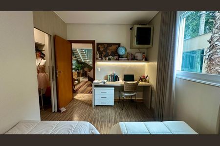 Casa à venda com 382m², 4 quartos e 5 vagas Casa à venda com 382m², 4 quartos e 5 vagasQuarto 1