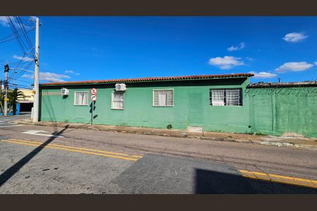 Casa à venda com 280m², 3 quartos e 2 vagas Casa à venda com 280m², 3 quartos e 2 vagasFachada
