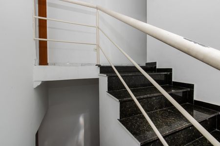 Casa à venda com 151m², 3 quartos e 2 vagas Casa à venda com 151m², 3 quartos e 2 vagasEscada