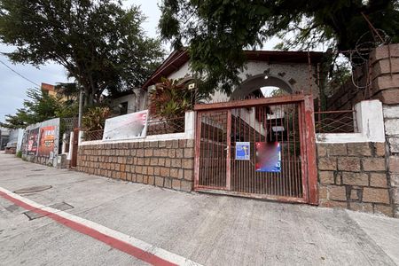 Casa à venda com 200m², 2 quartos e 6 vagas Casa à venda com 200m², 2 quartos e 6 vagasFachada