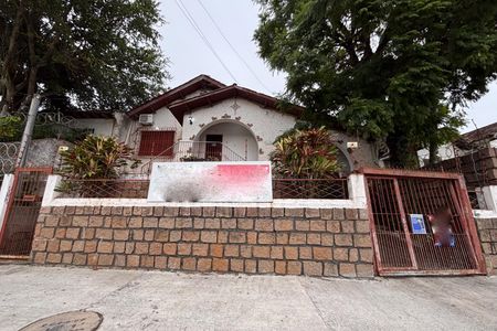 Casa à venda com 200m², 2 quartos e 6 vagas Casa à venda com 200m², 2 quartos e 6 vagasFachada