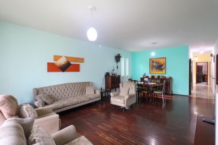 Casa à venda com 259m², 4 quartos e 4 vagasSala