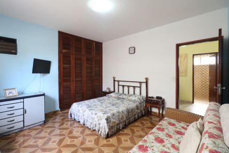 Casa à venda com 259m², 4 quartos e 4 vagasSuíte