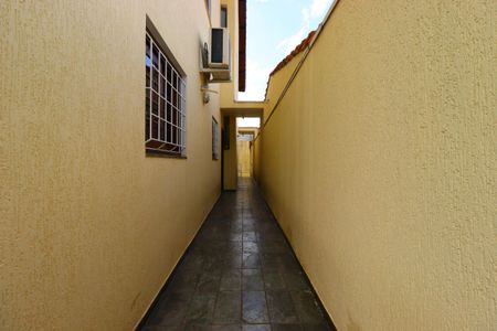 Casa à venda com 202m², 3 quartos e 4 vagasCorredor externo