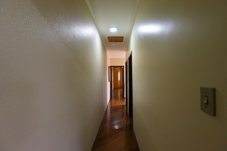 Casa à venda com 202m², 3 quartos e 4 vagasCorredor piso superior